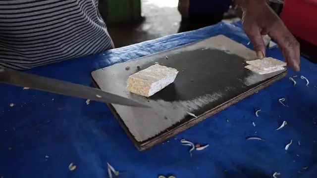 Video thumbnail for Indonesia: Currency devaluation drives up cost of staple food in Indonesia.