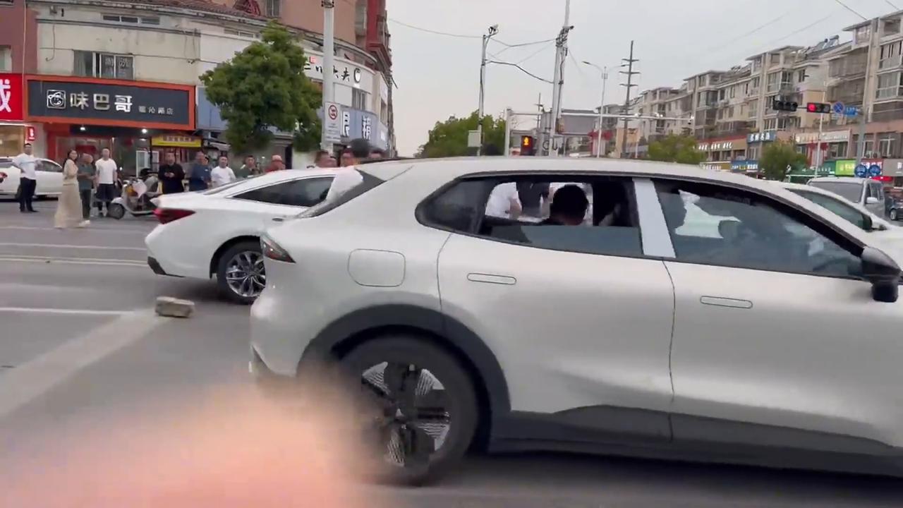 Video thumbnail for China: Heroic Chinese residents smash car window after driver passes out behind wheel.