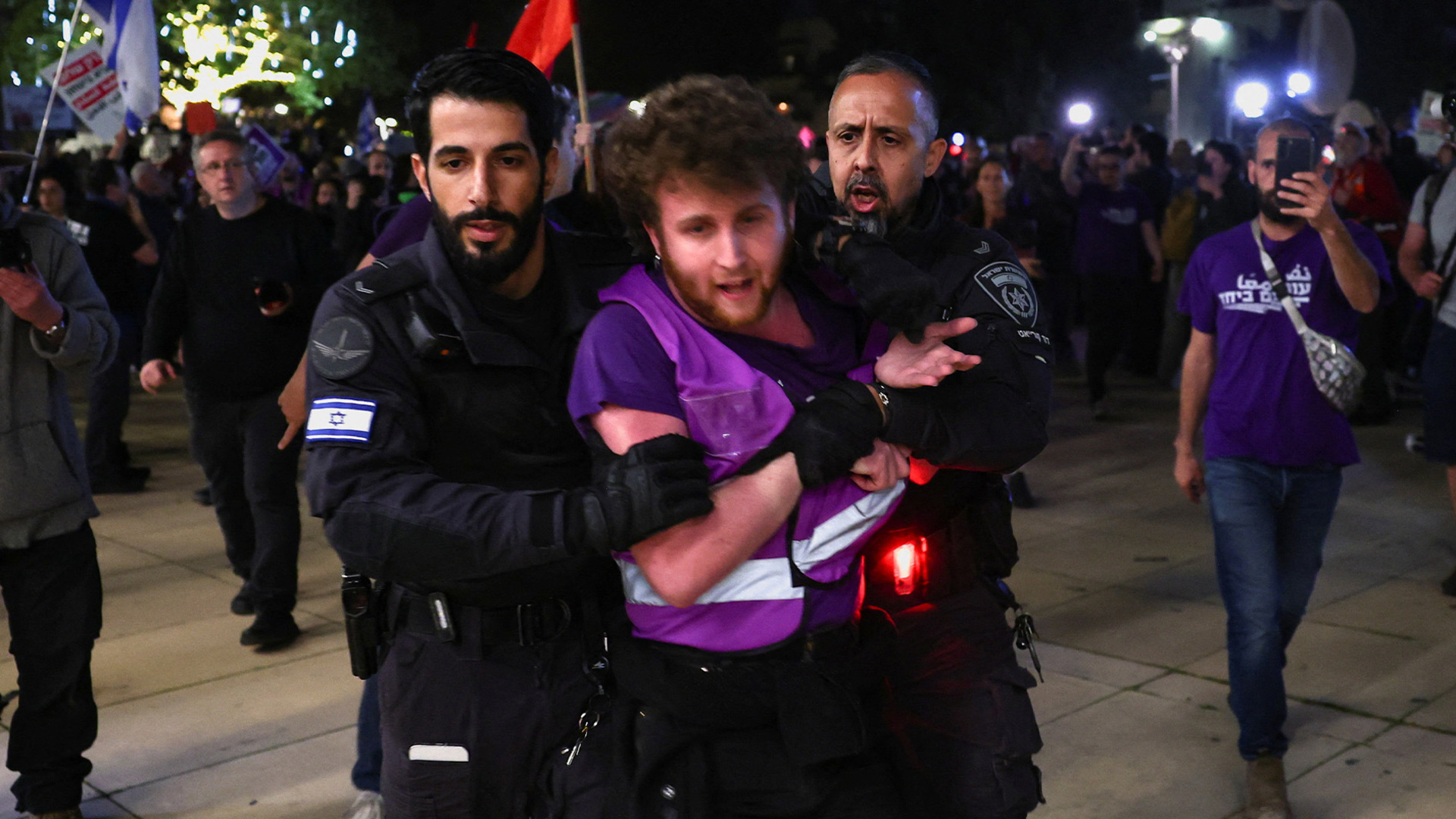 Video thumbnail for Israeli police arrest antiwar protesters in Tel Aviv