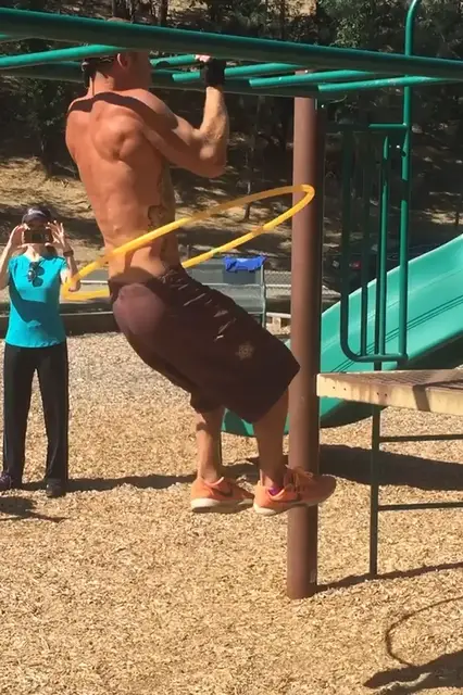 Video thumbnail for Personal trainer combines hula hooping and fitness