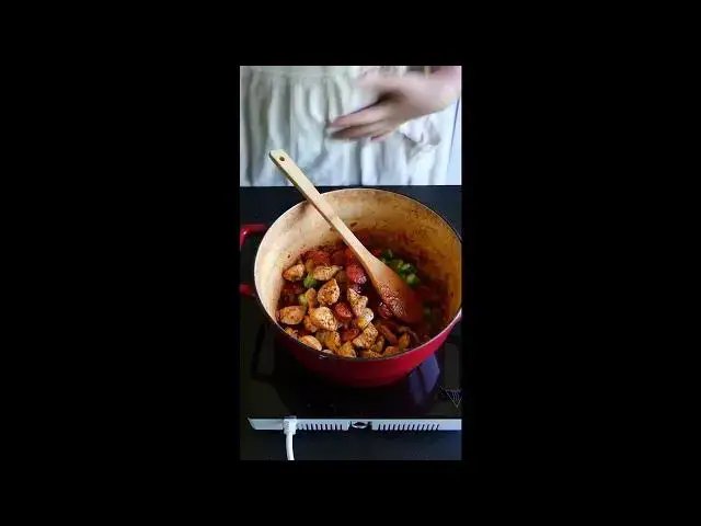 Video thumbnail for Vous avez déjà testé la Jambalaya ? Un plat créole épicé et savoureux !