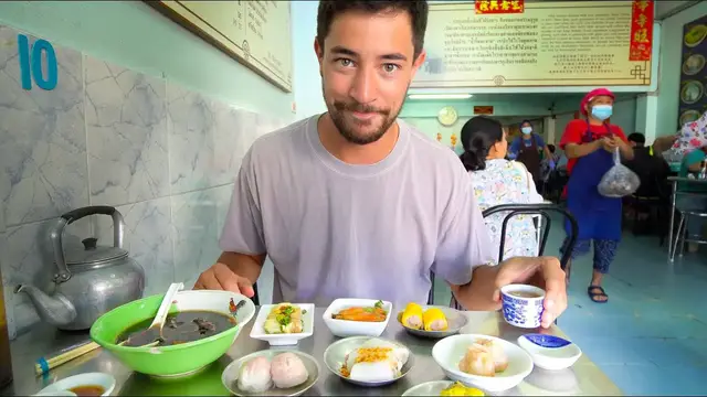 Video thumbnail for Thailand Street Food - PHUKET DIM SUM + Hokkien Noodles & O-Tao!! THAI FOOD Guide to Phuket!