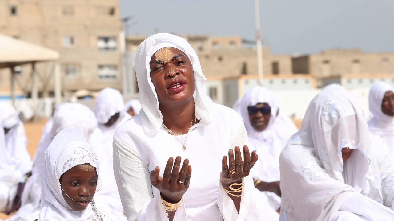 Video thumbnail for Senegal: Followers of Layene order in Dakar perform Eid Al-Adha prayer in all-white attire.