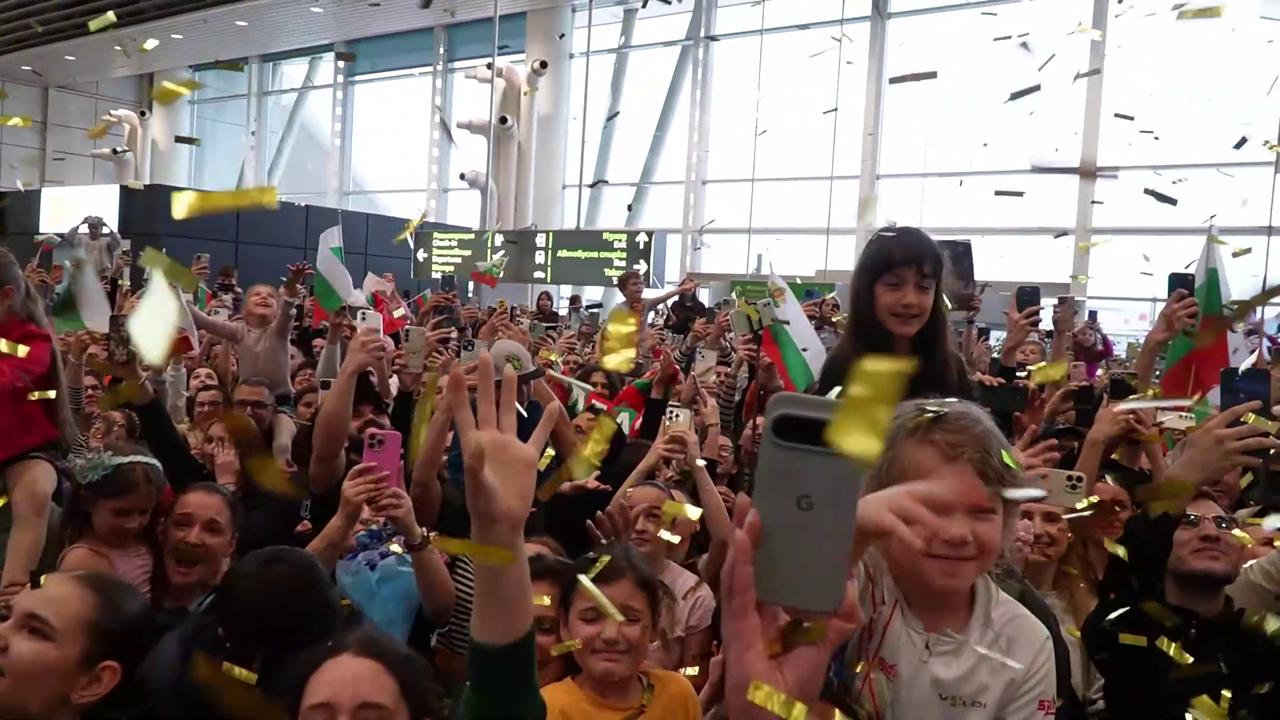Video thumbnail for Bulgaria: "Bangaranga" and Dara welcomed at Sofia airport.