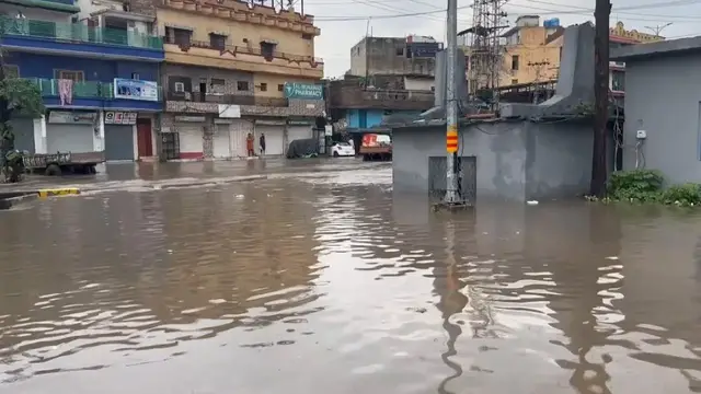 Video thumbnail for Pakistan: Heavy rains trigger emergency in Pakistan, forcing school closures in Islamabad and Rawalpindi.