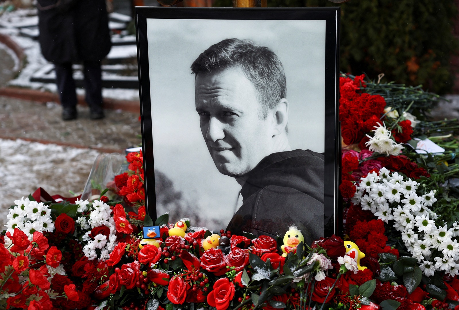 Video thumbnail for Supporters mourn Alexey Navalny two years after his death