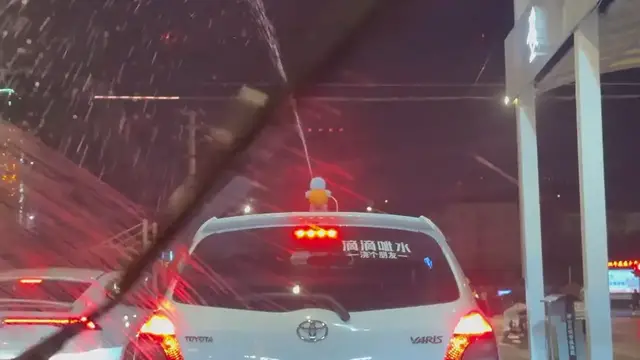 Video thumbnail for Driver Gets Sprayed by Water from Vehicle at Traffic Light in China