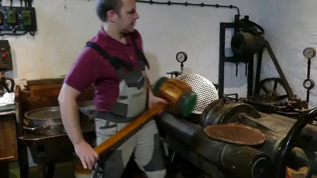 'Video thumbnail for Leinölherstellung mit alter Hydraulikpresse in der Windmühle Straupitz'