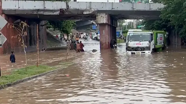 Video thumbnail for Pakistan: Monsoon rains negatively affect daily life in Pakistan's Rawalpindi.