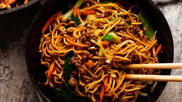 Video thumbnail for Slow Cooker Ground Beef Chow Mein Recipe