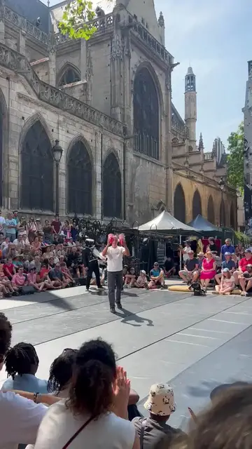 Video thumbnail for Bruno Macaggi Juggling Red Cups at Paris Macadam Circus