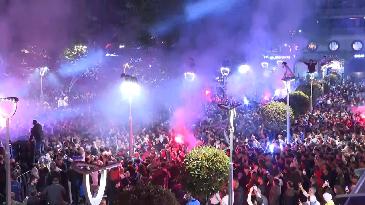 Video thumbnail for Türkiye: Thousands of Trabzonspor fans celebrate Turkish Cup triumph in Trabzon.