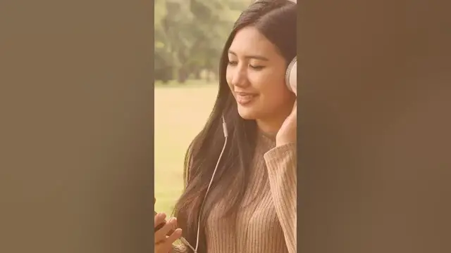 Video thumbnail for why celebrities use wired headphone instead of wireless#shorts