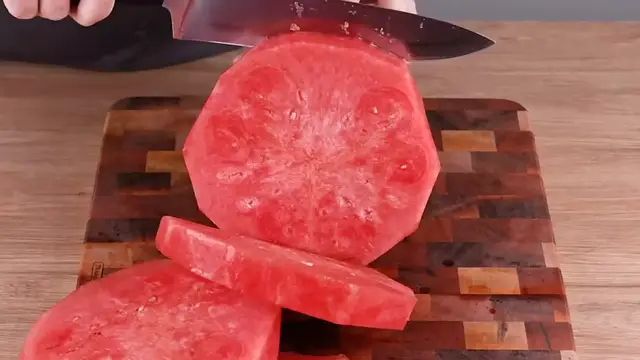 Video thumbnail for A genius trick with watermelon that everyone should know(720P HD)