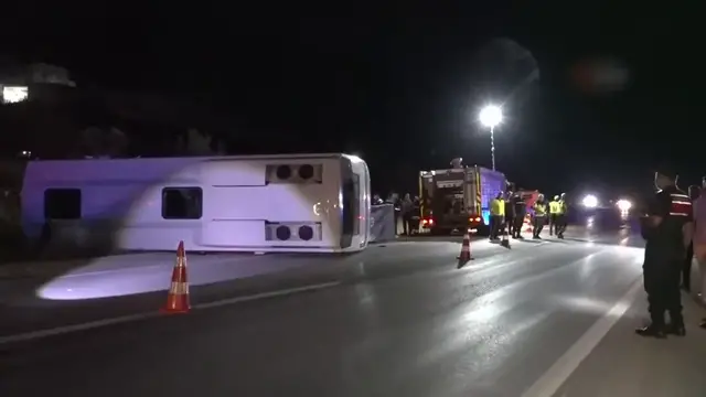 Video thumbnail for Turkey: Minibus-Car Collision Kills 7 in Gaziantep.