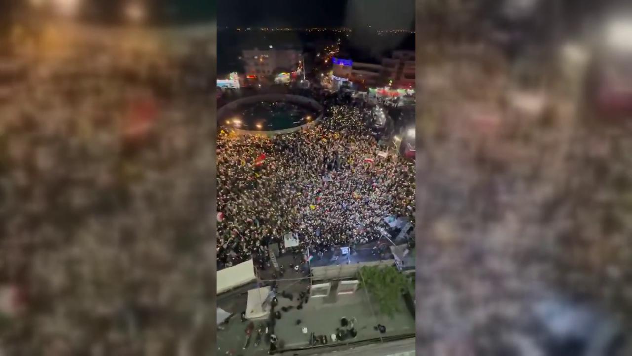 Video thumbnail for Iran: Pro-Government Crowds Fill Tehran Square.