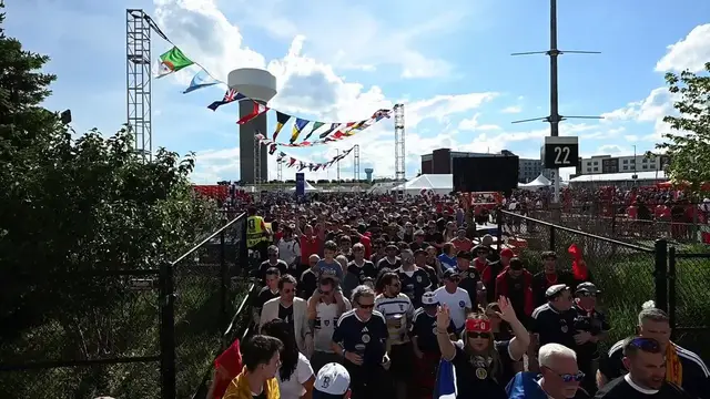 Video thumbnail for US: Fans flock to Boston for Scotland-Morocco World Cup clash (2).