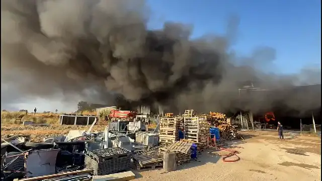 'Video thumbnail for Fire at cold storage facility spreads to warehouse in Turkey’s Antalya'
