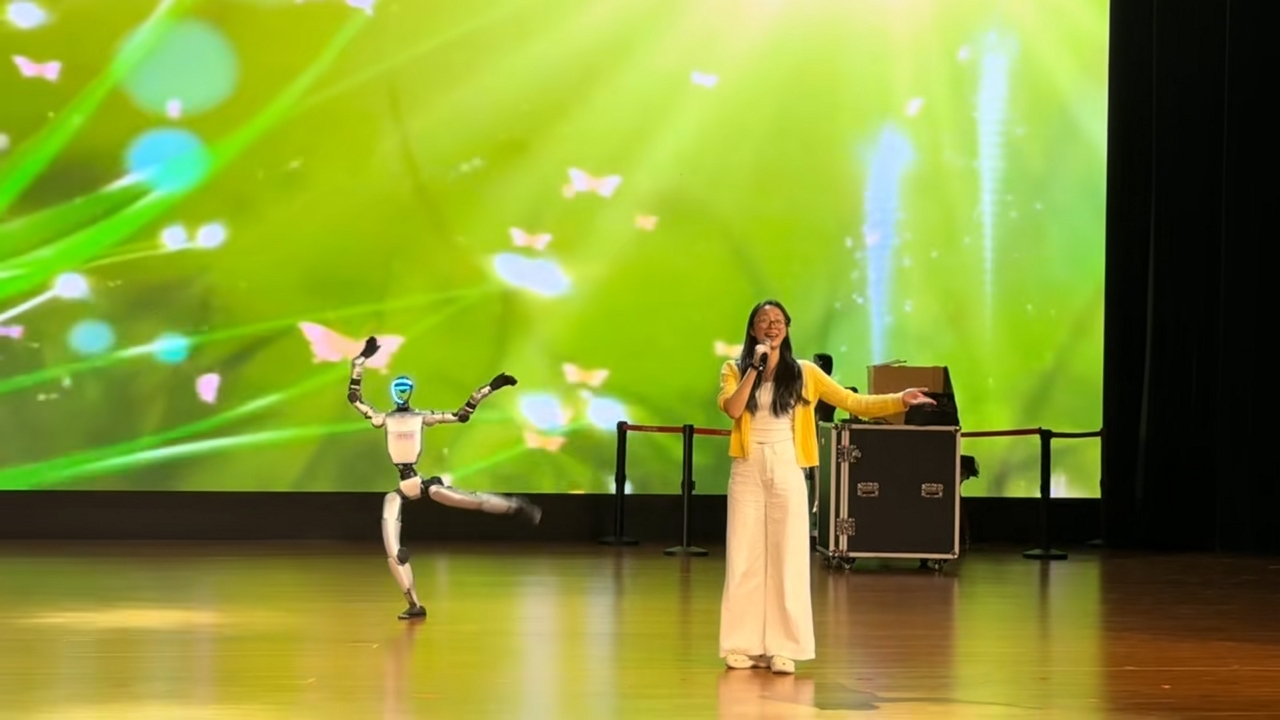 Video thumbnail for Robot Performs Ballet with Singer in Zhejiang, China