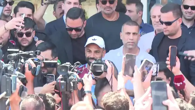 Video thumbnail for Türkiye: Mohamed Salah welcomed by Trabzonspor fans in Istanbul.