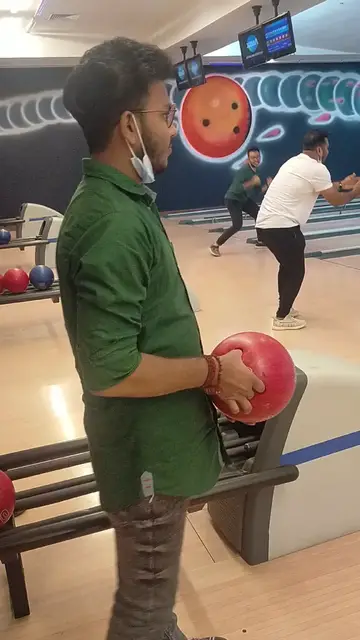 Video thumbnail for Bowling Time by Razmonweb