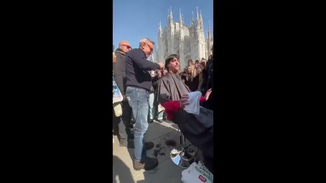 'Video thumbnail for Bruno Barbieri taglia i capelli al vincitore di Masterchef Edoardo - 2023'