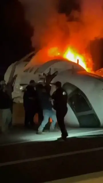 Video thumbnail for Dramatic rescue after plane crashes onto Texas highway
