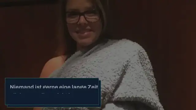 Video thumbnail for Frau schmuggelt Hund zu ihrer Oma ins Krankenhaus – wie sie das macht, ist einfach genial