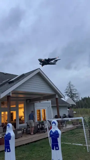 Video thumbnail for Massive C-17 Globemaster Glides over Quiet Comox Backyard
