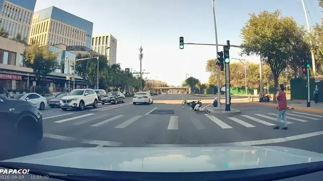 Video thumbnail for E-scooter and Bicycle Collide at Beijing Intersection