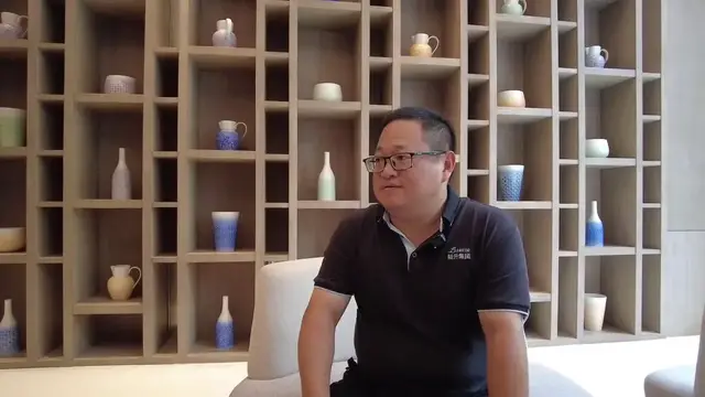 Video thumbnail for China: When 5G meets ancient craft: Dehua industrial tourism reveals ceramics manufacturing prowess.