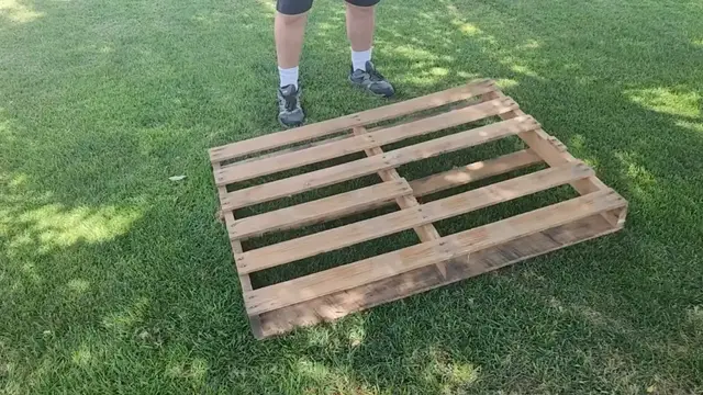 'Video thumbnail for Lay a wood pallet on your lawn for this genius holiday porch idea'