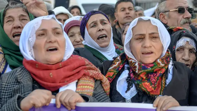 Video thumbnail for Kurds in Turkiye fear spillover as Syrian forces push into Kurdish areas