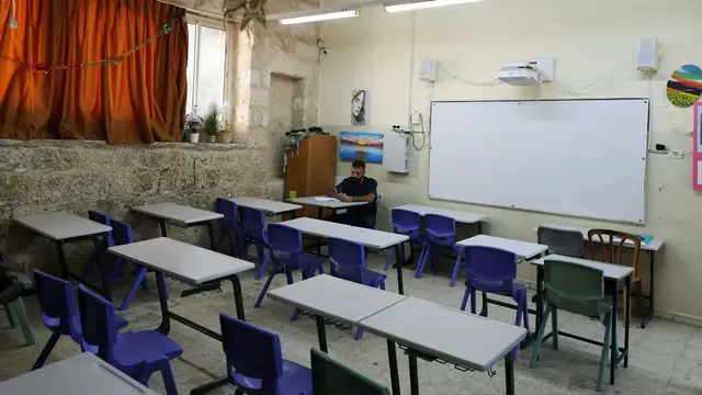 Video thumbnail for East Jerusalem schools in crisis as Israel blocks teachers, enforces curriculum