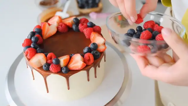 Video thumbnail for MARAVILHO BOLO DE MORANGO COM CREM DE CHANTILY