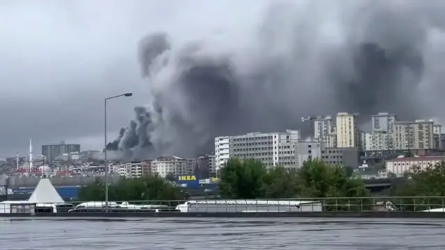Video thumbnail for Türkiye: Massive Black Smoke Plume Rises Over Istanbul As Industrial Building Catches Fire.