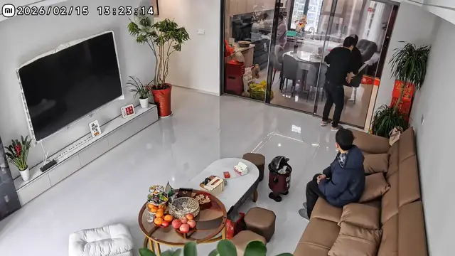 Video thumbnail for Man Walks into Glass Door in Hilarious Home Fail