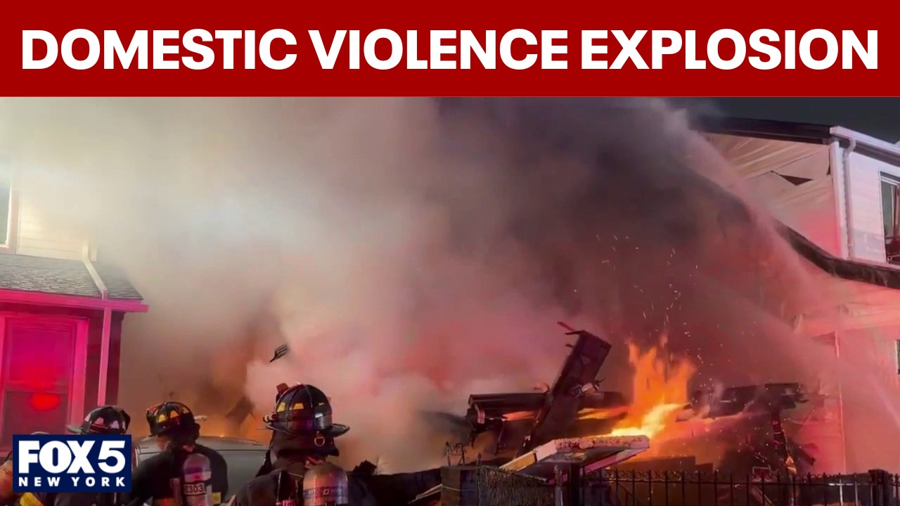 Video thumbnail for Knife-wielding man sparks Queens house explosion