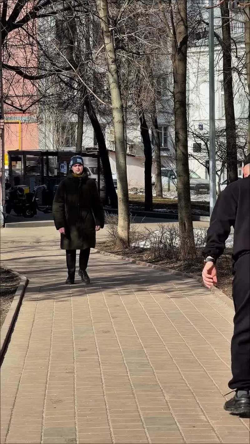 Video thumbnail for Stranger Reaction to a Fake Trip on a City Path