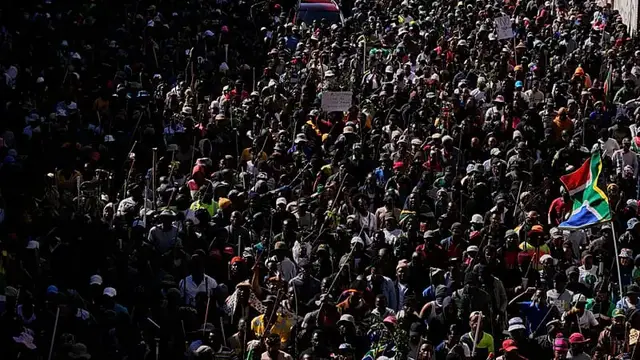Video thumbnail for Hundreds of South Africans protest against undocumented immigrants in Durban