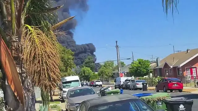 Video thumbnail for US: Large Fire Engulfs Cold Storage Facility in Boyle Heights, Los Angeles.