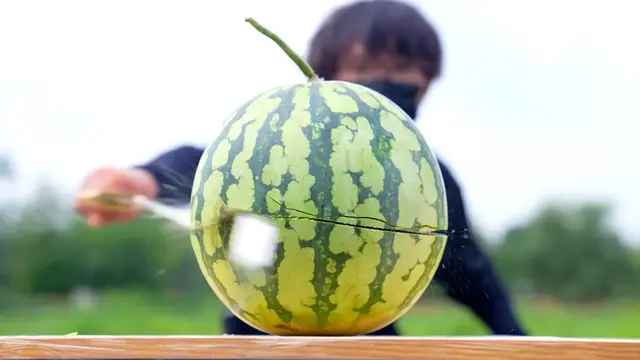 'Video thumbnail for Fastest time to cut 10 watermelons with a sword - 9.03 seconds by Fan Peng'