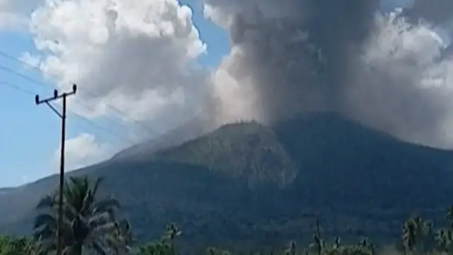 'Video thumbnail for Timelapse video shows Indonesian volcano erupting'