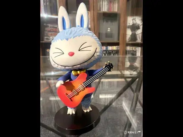 'Video thumbnail for 高品质 镜头缓慢旋转推近 玩偶动起来 玩偶在弹贝斯'