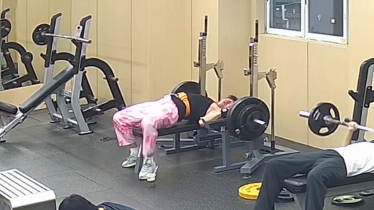Video thumbnail for China: Chinese man narrowly escapes after 145kg barbell pins his neck during bench press.