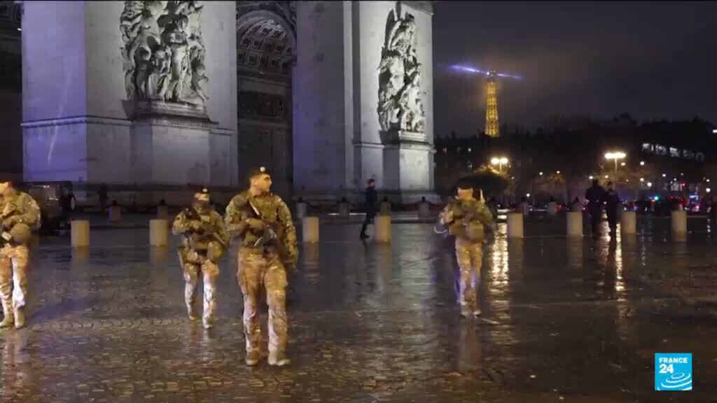 Video thumbnail for Paris police shoot knife attacker