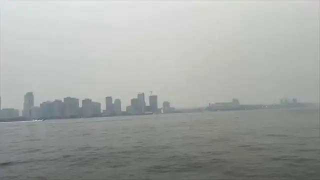 Video thumbnail for New York: Wildfire Smoke Creates Haze In City / 2.