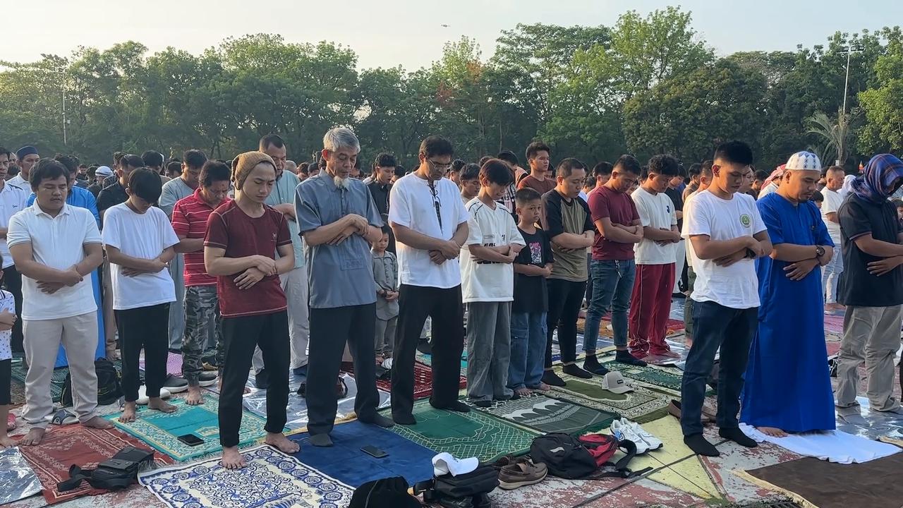 Video thumbnail for Philippines: Muslims gather for Eid al-Adha prayers in Philippines’ Quezon City.