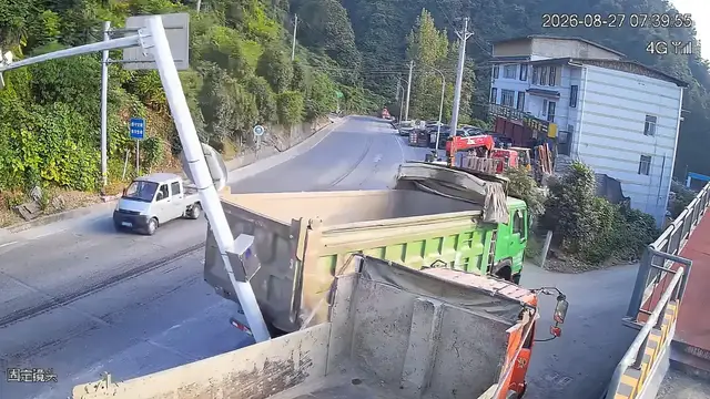 Video thumbnail for Dump Truck Backs Into Overhead Sign Support in Hubei, China