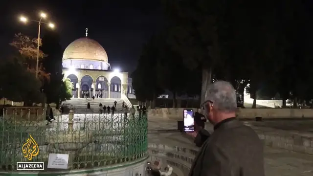 Video thumbnail for Thousands of Palestinians pray at Al-Aqsa Mosque after Israel’s 40-day ban